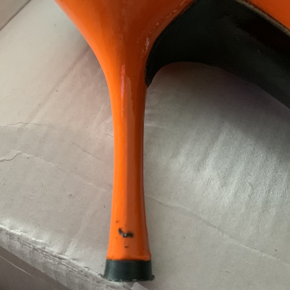 Dolce & Gabbana size 6 pointy toe heels. Worn, with some discoloration. - Picture 8 of 8